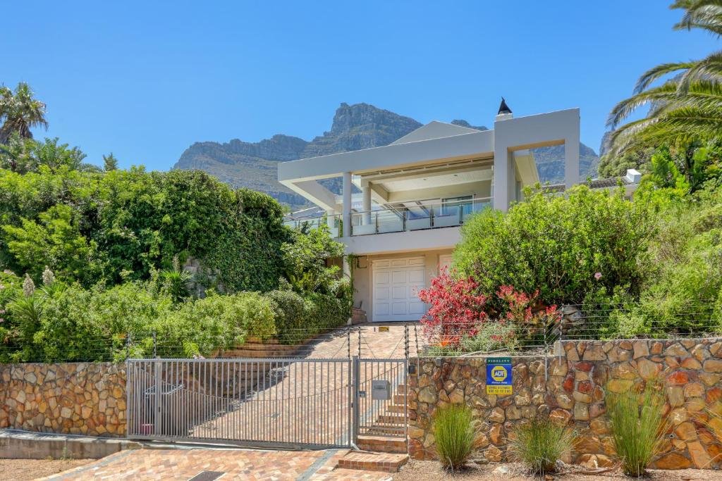 Villa entrance with Twelve Apostles mountains