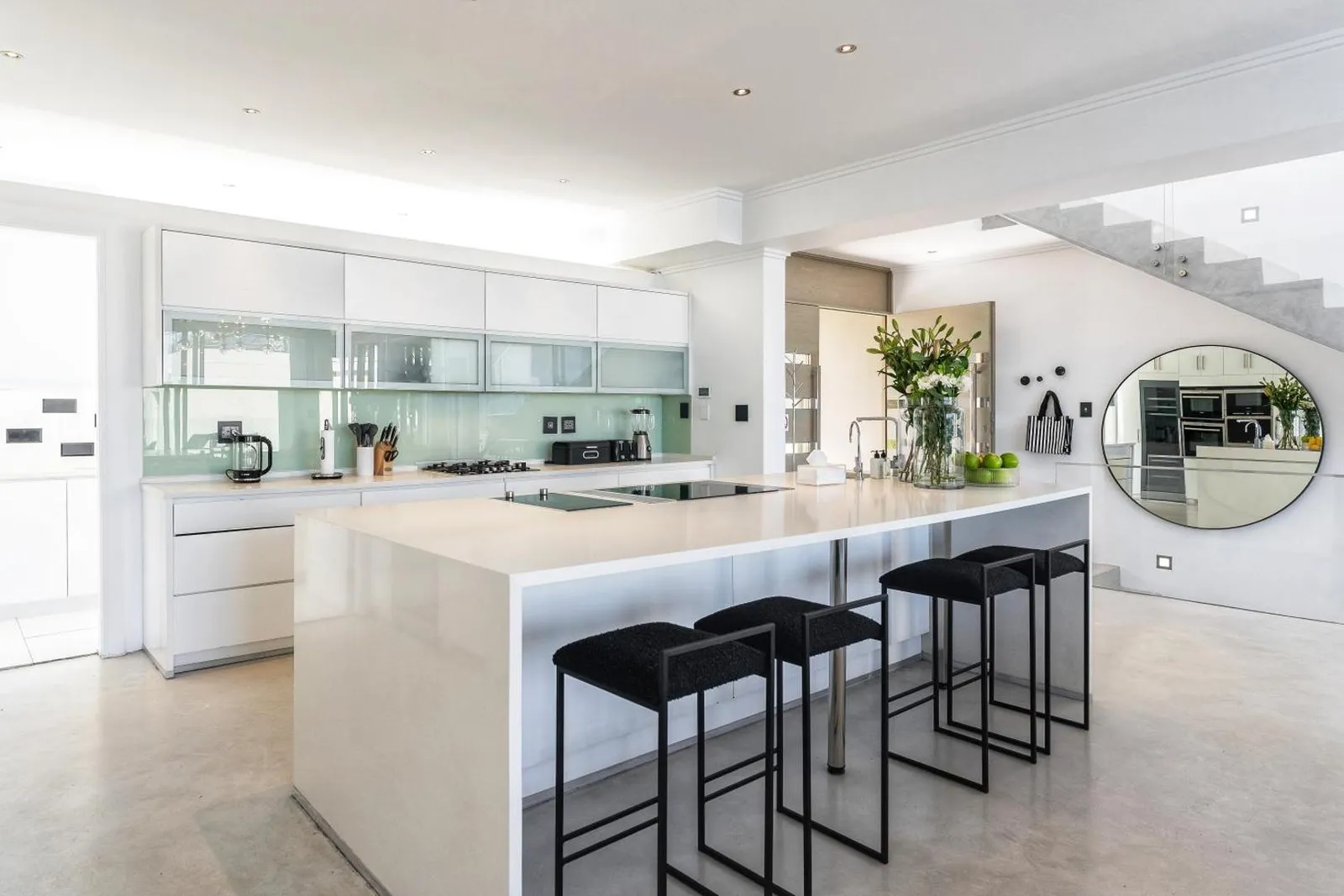 Kitchen island with breakfast seating and a mirrored splashback