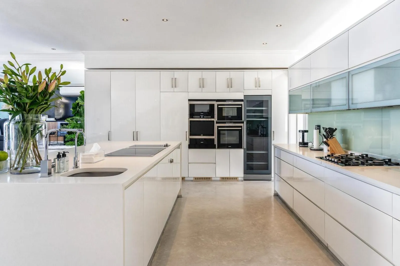 Second kitchen with double ovens and a wine fridge