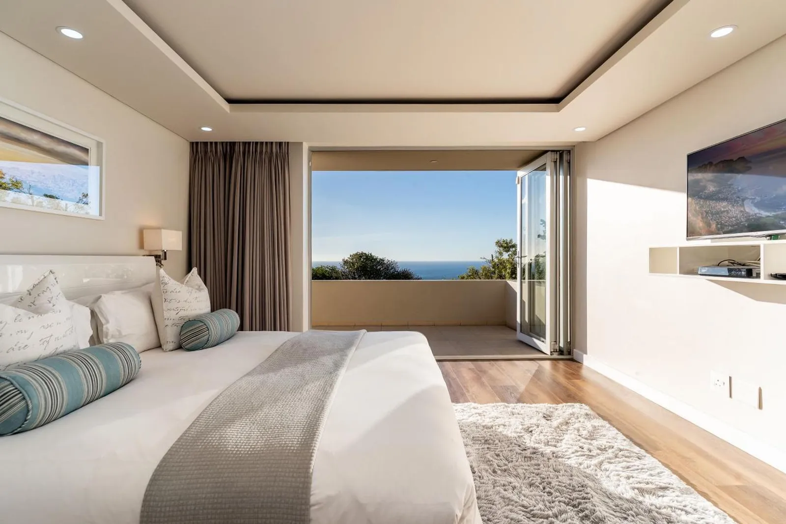 Main bedroom with sea views from the bed